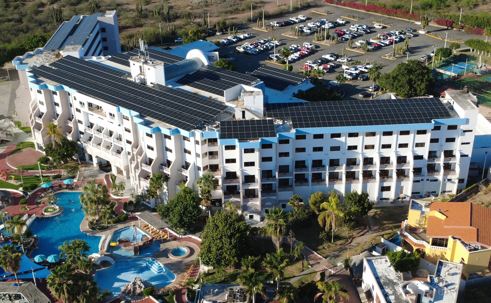 Hotel en destino turístico con sistema fotovoltaico